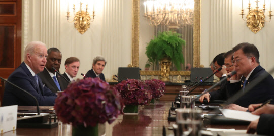 문재인 대통령과 조 바이든 미국 대통령이 21일 오후(현지시간) 백악관 국빈만찬장에서 확대회담을 하고 있다.  연합뉴스